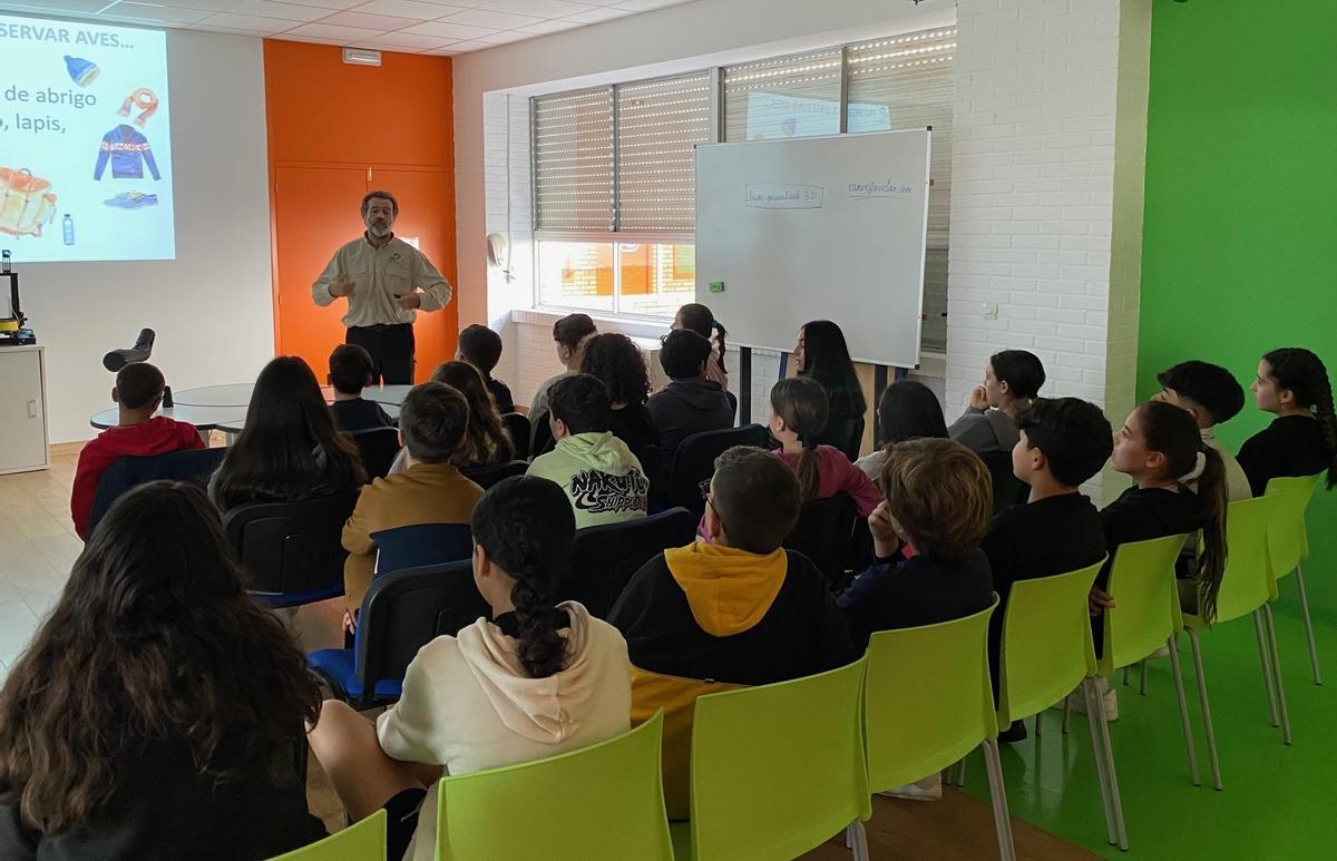 Gustavo Ferreiro, de SEO, informando a los alumnos mecos sobre la importancia de las aves en su localidad.