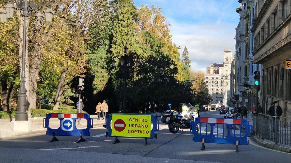 La calle Marqués de Santa Cruz, cerrada al tráfico a las 16.00 horas de este viernes.