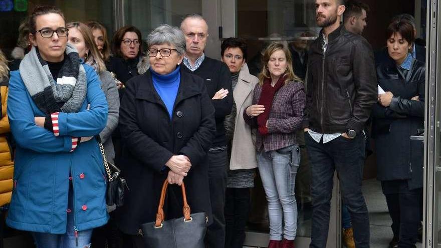 Asistentes al minuto de silencio del pasado jueves, entre ellos familiares de los tripulantes. // G. S.