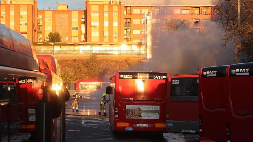 Incendio en València: el fuego devora al menos una docena de autobuses de la EMT