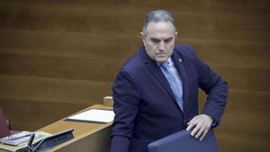El vicepresidente segundo, Francisco Gan Pampols, sube a la tribuna en las Corts, este miércoles.