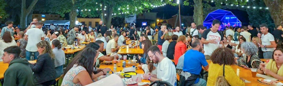 Ambiente en la zona de restauración del festival «Regodón» celebrado este fin de semana con motivo del Descenso.