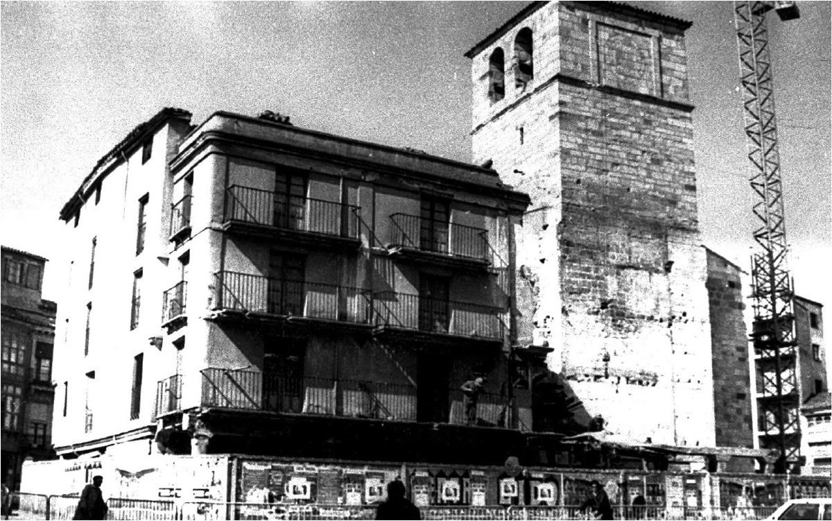 Derribo de las últimas edificaciones adosadas a San Juan, en 1982