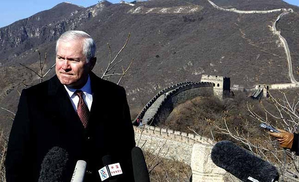 El secretari de Defensa dels Estats Units, Robert Gates, parla davant dels mitjans de comunicació durant una visita a la Gran Muralla Xinesa a Mutianyu (Xina).