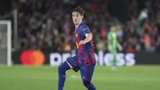 Un grupo de aficionados lanza objetos a los autocares de Real Madrid y Barcelona
