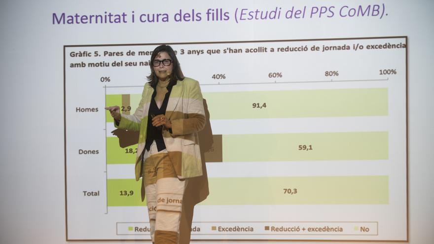 La professió mèdica es feminitza, però els homes continuen manant