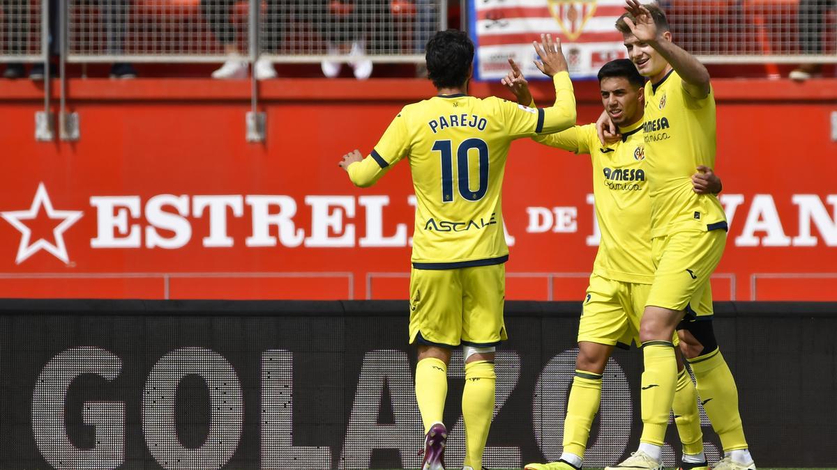 Los jugadores del Villarreal celebran el tardío gol de Sorloth.