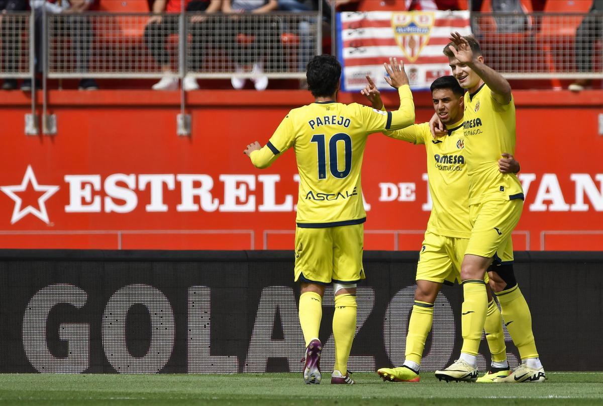 Los jugadores del Villarreal celebran el tardío gol de Sorloth.