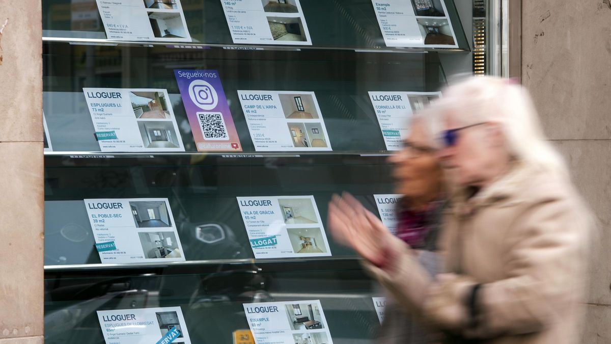 Dos mujeres pasan frente a una inmobiliaria, en una imagen de archivo.