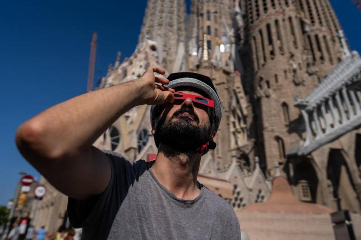 Imágenes de personas que se preparan para vivir el Eclipse desde Barcelona. Imágenes de personas que se preparan para vivir el Eclipse desde Barcelona.