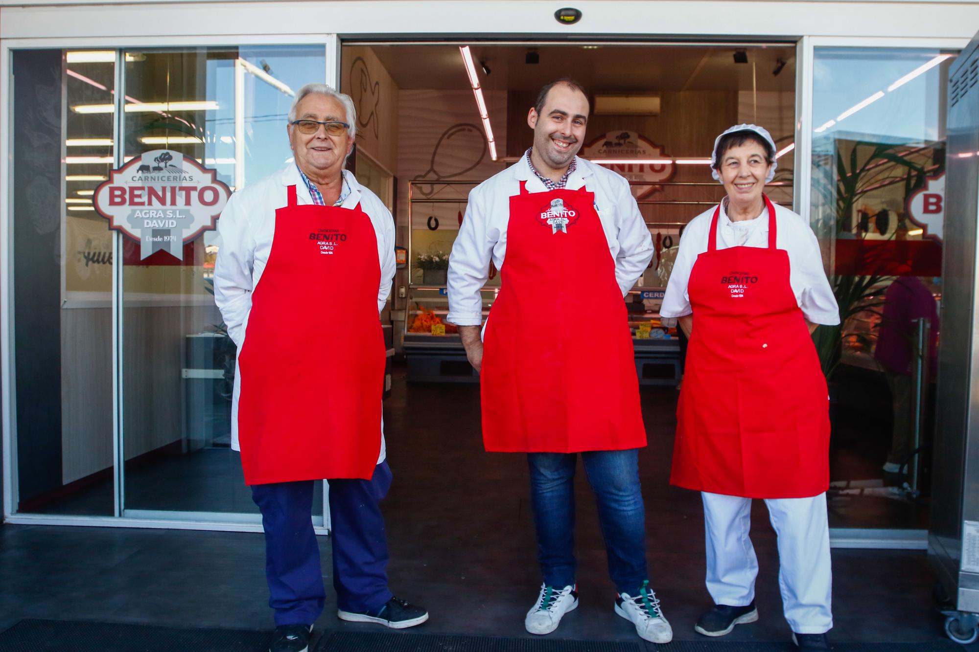 Benito, David y Lela, en la puerta de la carnicería.