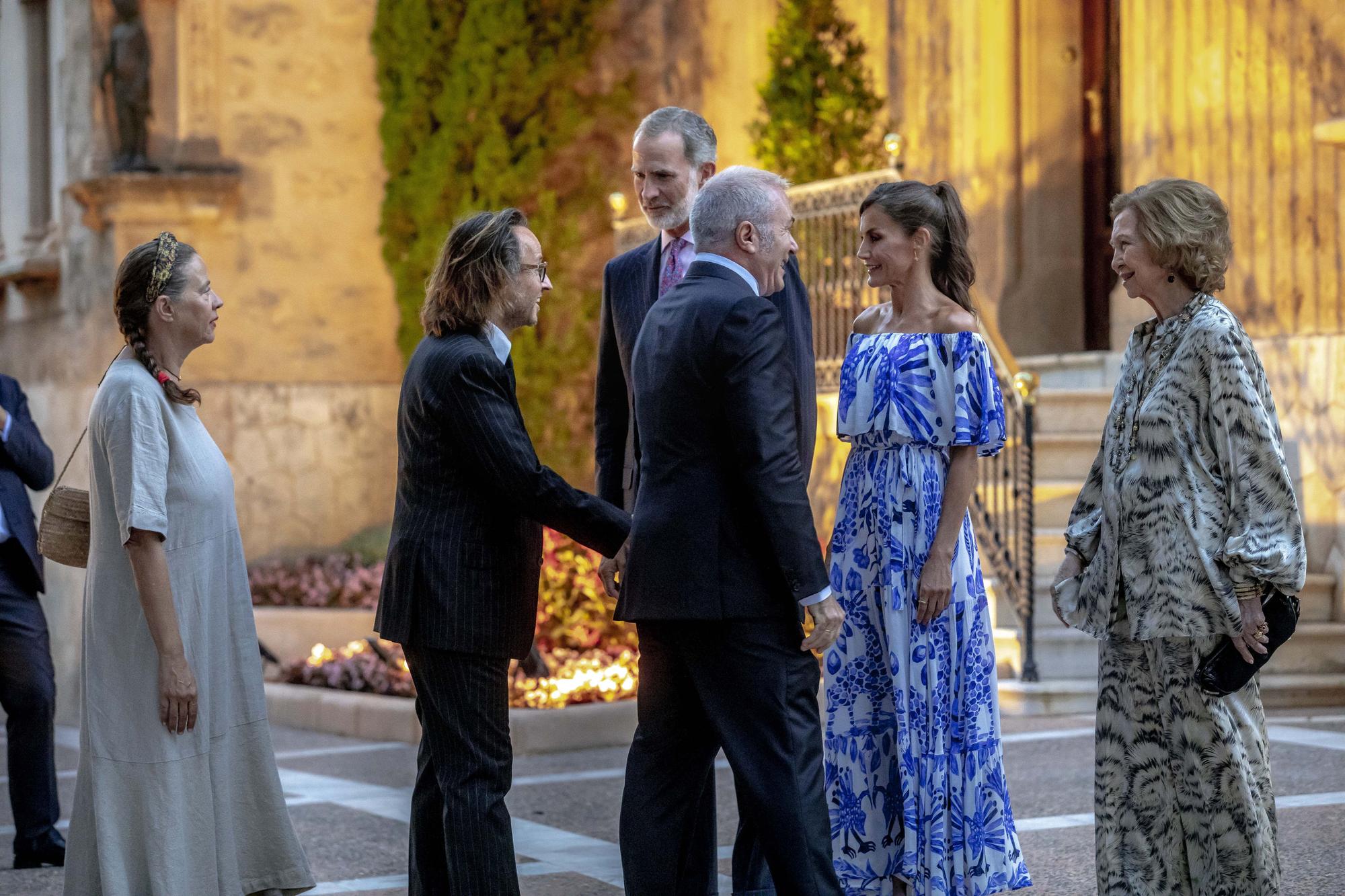 Mira aquí todas las fotos de la visita de los Reyes al Palacio Marivent para recibir a la sociedad balear