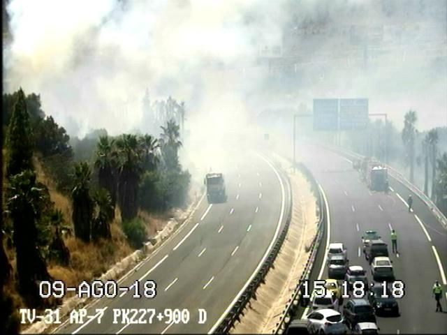 El atasco provocado por el incendio, visto desde las cámaras de tráfico de la DGT.