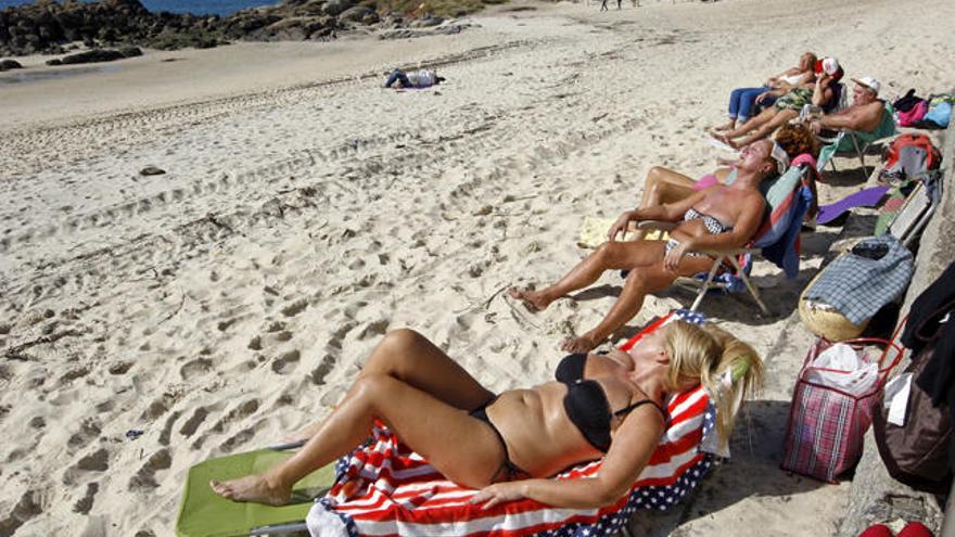 Bañistas toman el sol en playa viguesa de Samil // Marta G. Brea