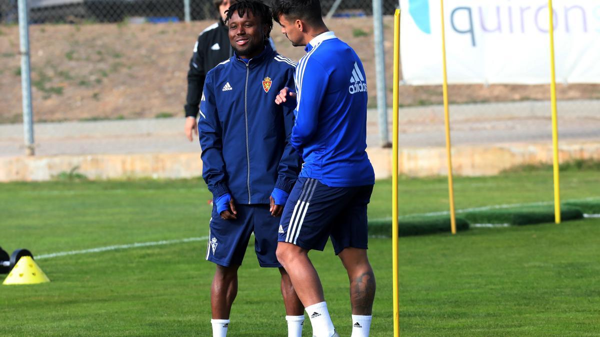 Nano Mesa bromea con Igbekeme en un entrenamiento del Zaragoza.