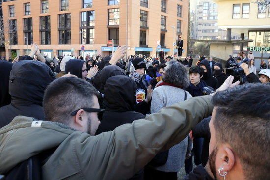 Aldarulls a la manifestació antifeixista contra l'acte de SCC a Girona