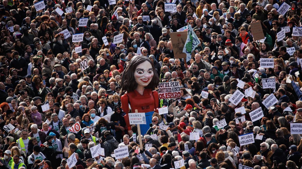 Tausende von Menschen demonstrieren auf der Plaza de Cibeles unter dem Motto «Madrid steht auf und fordert eine öffentliche Gesundheitsversorgung» gegen den Abbau der öffentlichen Gesundheitsversorgung. Verbände, Kollektive und verschiedene Kulturkreise haben die Bürger dazu aufgerufen, an dem Protestmarsch teilzunehmen, der sich gegen das Gesundheitsversorgungsmodell der Gemeinschaft Madrid richtet.