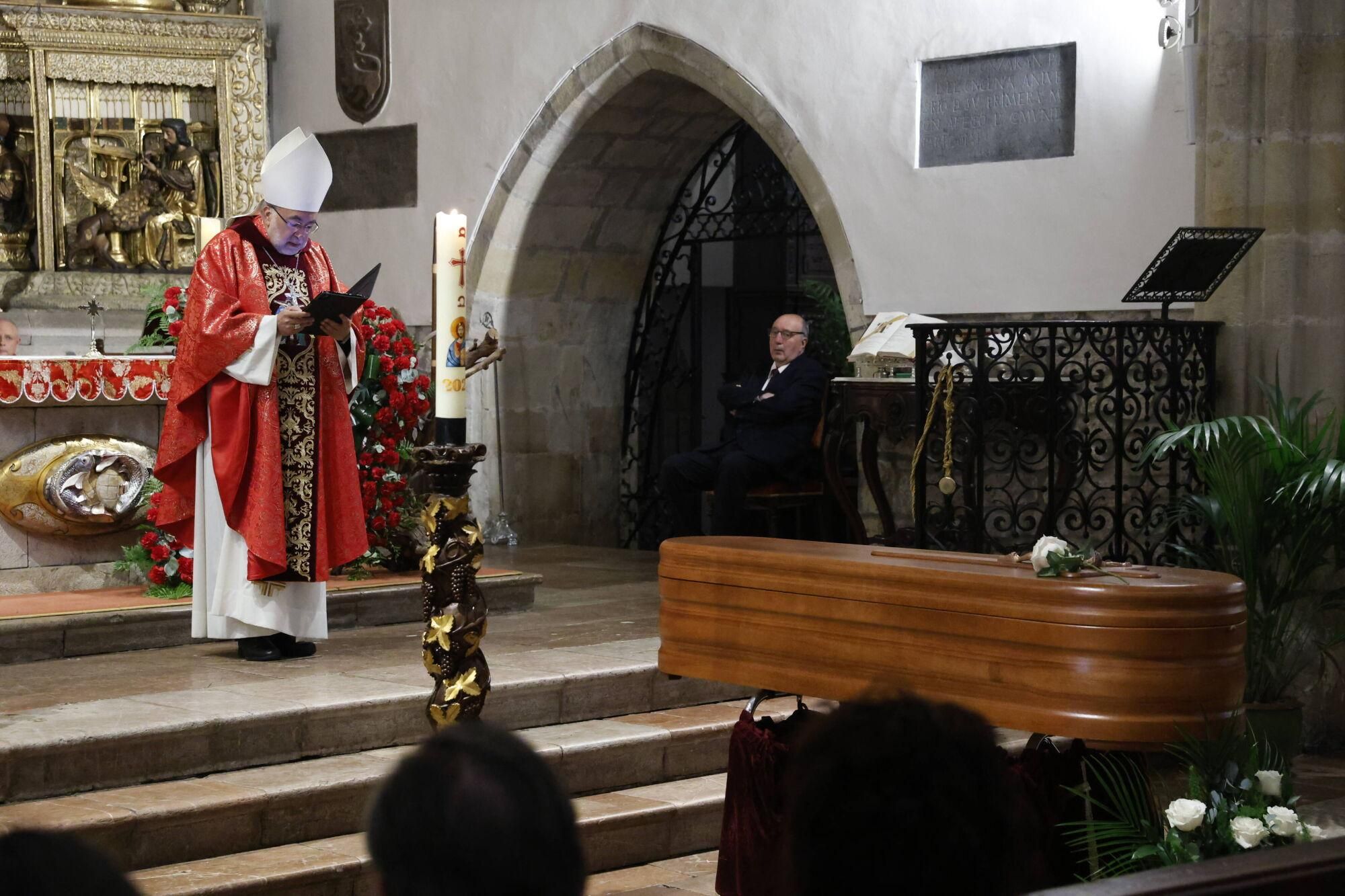 Las imágenes del funeral de Antonio Trevín en la basílica de Llanes.
