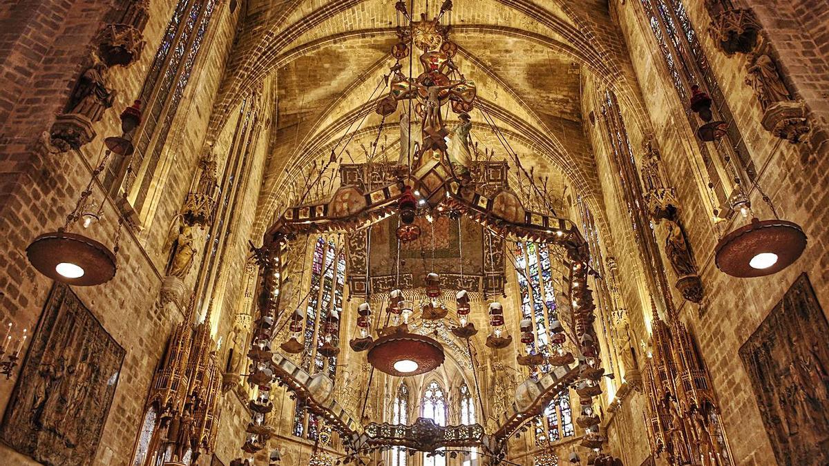 El baldaquino proyectado por Antoni Gaudí en la Catedral de Mallorca.  | B.RAMON