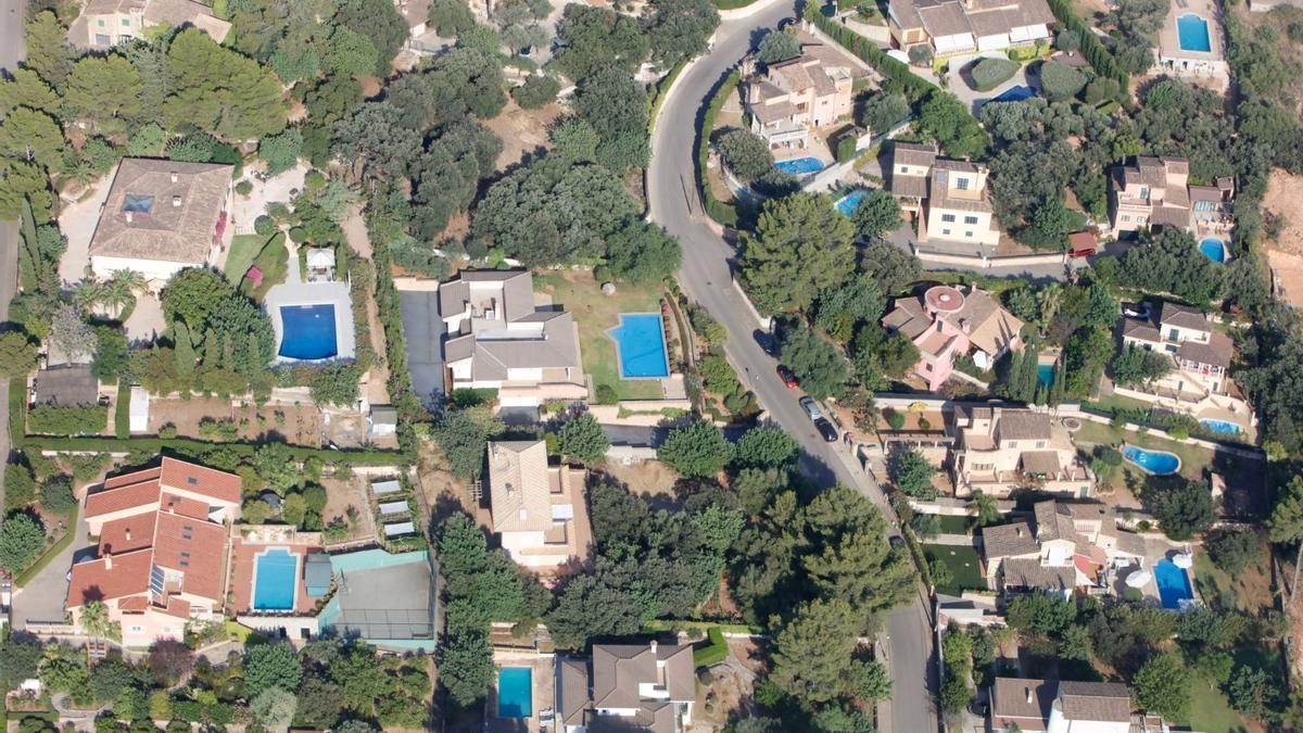 Vista aérea de casas con piscina en Mallorca.