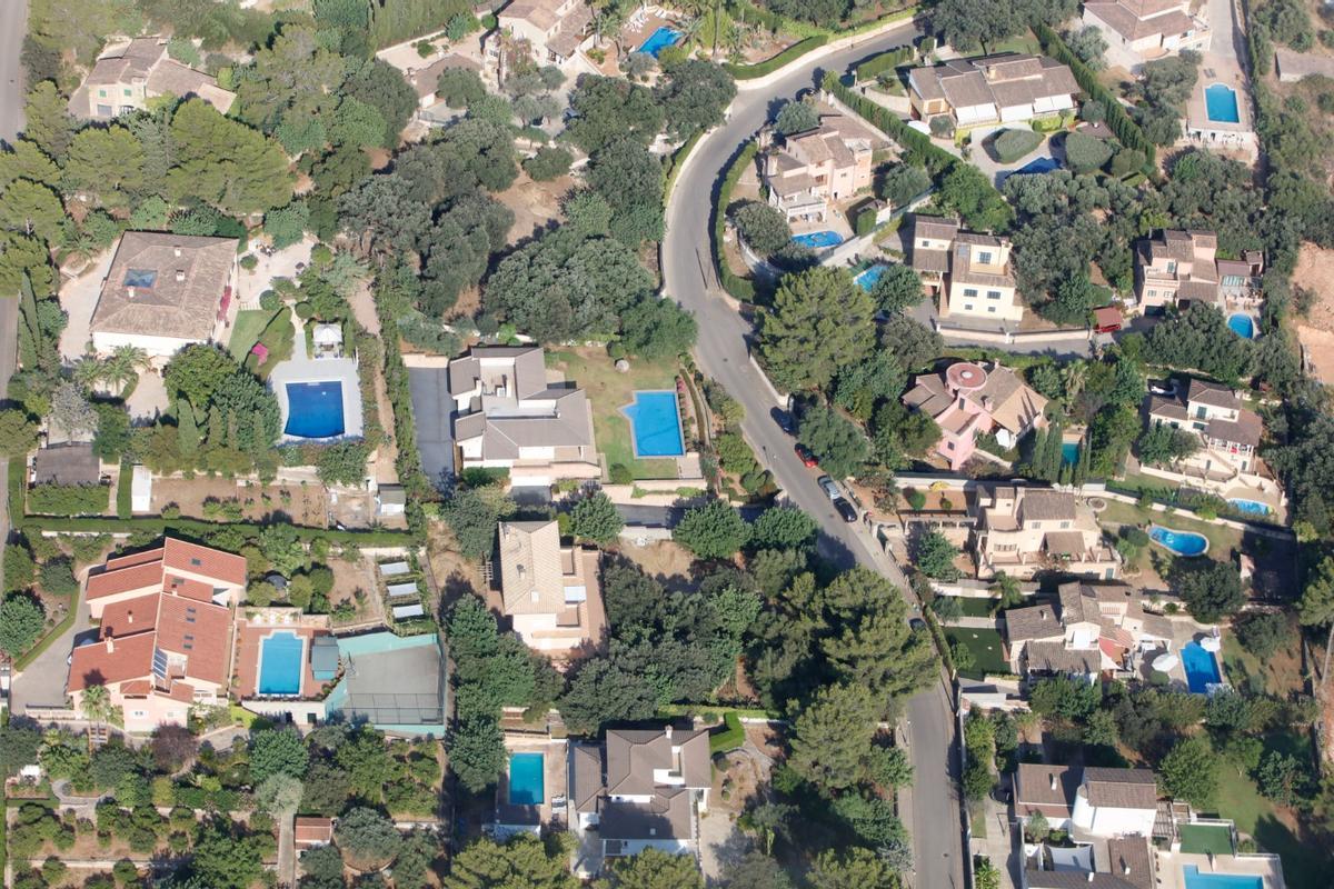 Vista aérea de casas con piscina en Mallorca.