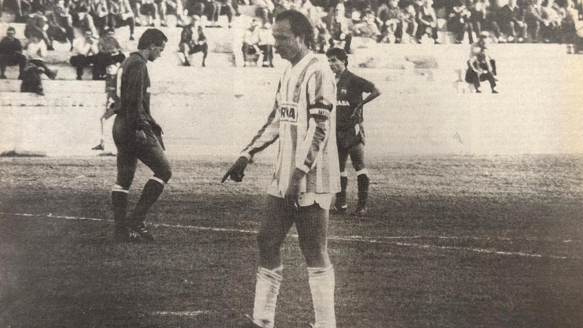 Perico Campos, durante el encuentro contra el Tomelloso, el 31 de diciembre de 1988, último partido que se jugó en Nochevieja en Córdoba.