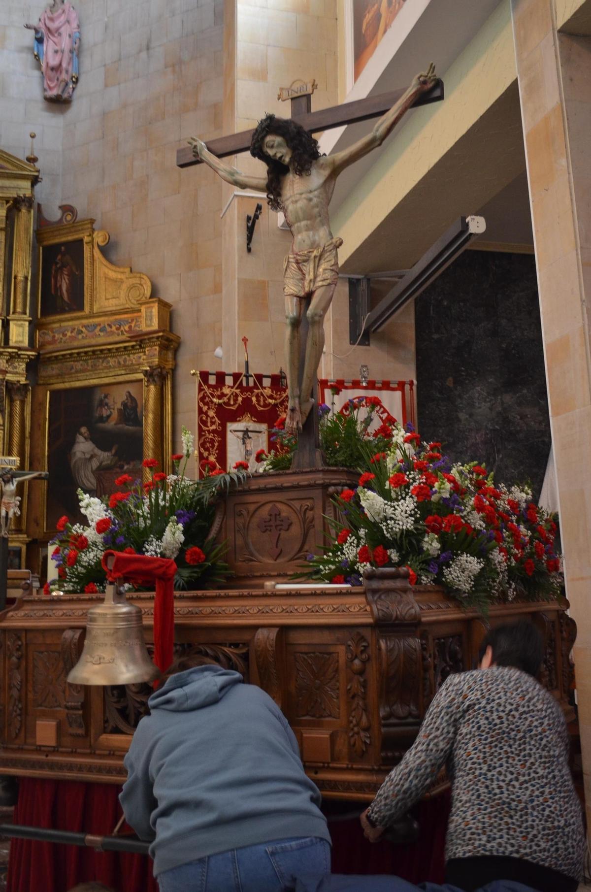 Rematando los preparativos de las andas del Cristo de la Salud de Benavente.