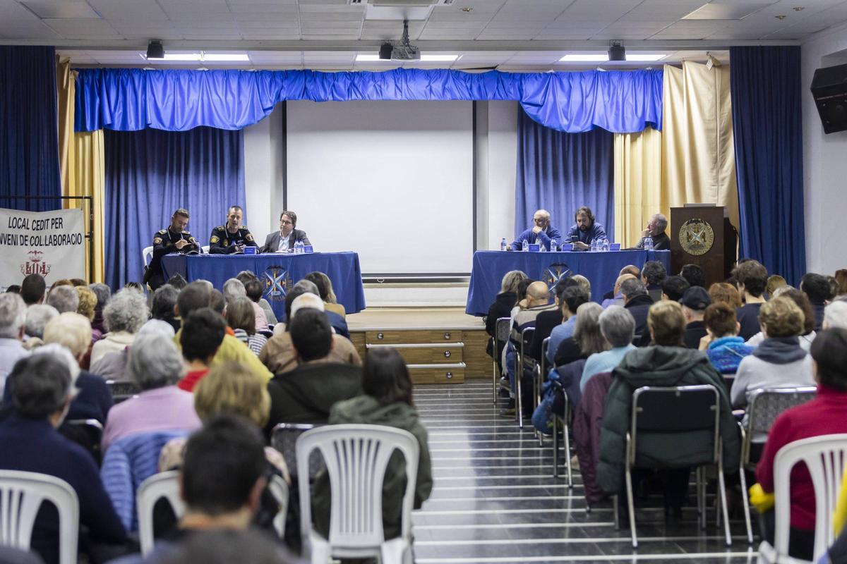 Foro celebrado en el Cabanyal contra los apartamentos turísticos.