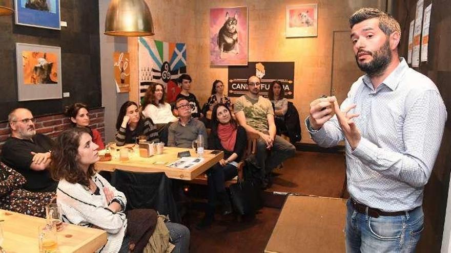 Diego Carro, ayer, durante su ponencia en Caneca Furada.