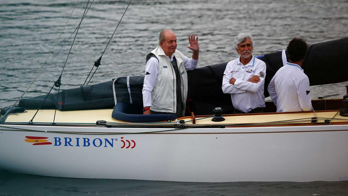 La falta de vent retarda la participació de Joan Carles I i el «Bribón» a la regata de Sanxenxo