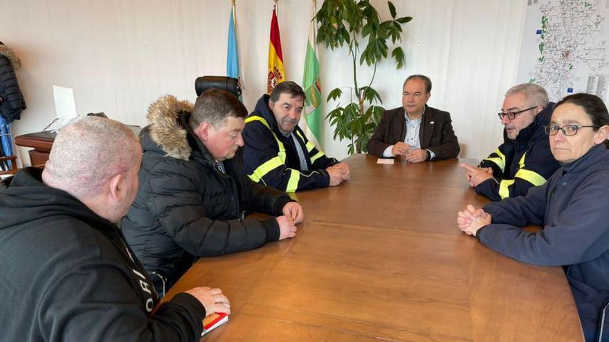 El alcalde, con miembros de la 
plantilla y de sindicatos.