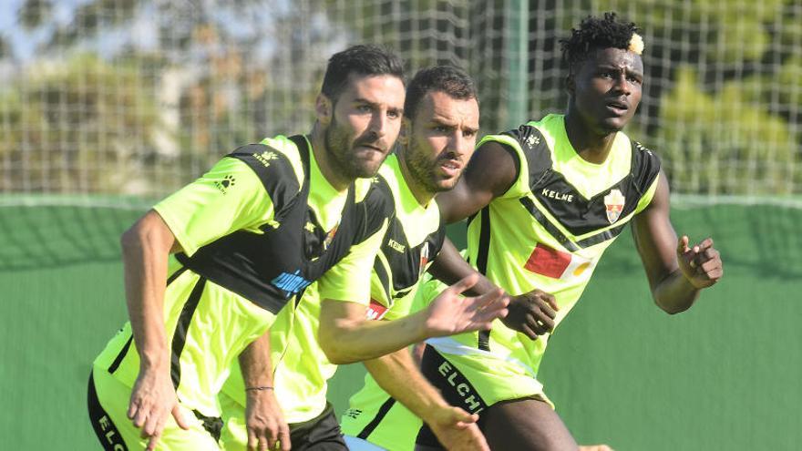 Gonzalo Verdú y Sory Kaba, junto a Benja, en un entrenamiento