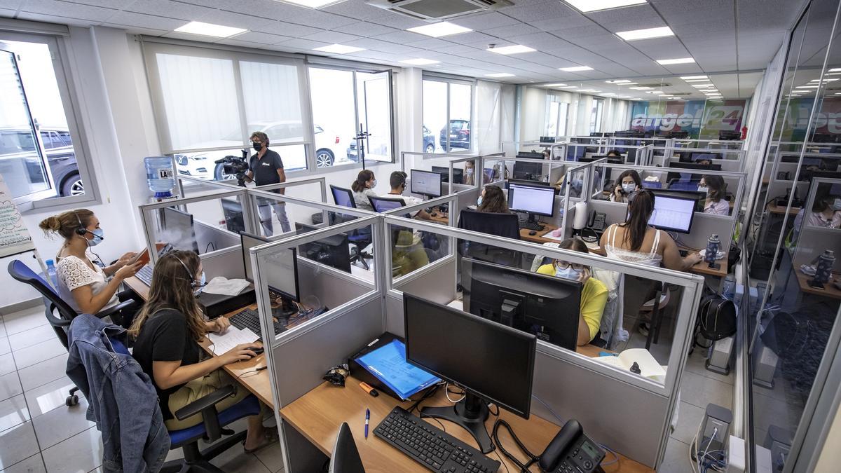 Los rastreadores trabajan en la Central Covid del Polígono de Can Valero, en Palma