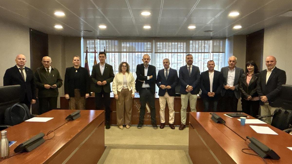 Los miembros de la Comisión Especial de Estudio sobre la situación del Trasvase Tajo-Segura, este lunes en la Asamblea.