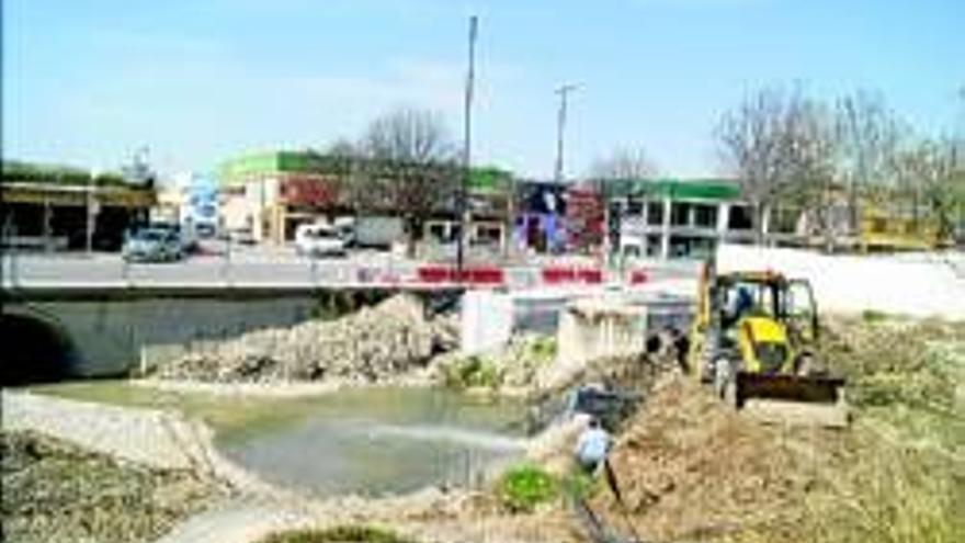 Comienza la obra del aliviadero del río en
el puente de Cabra