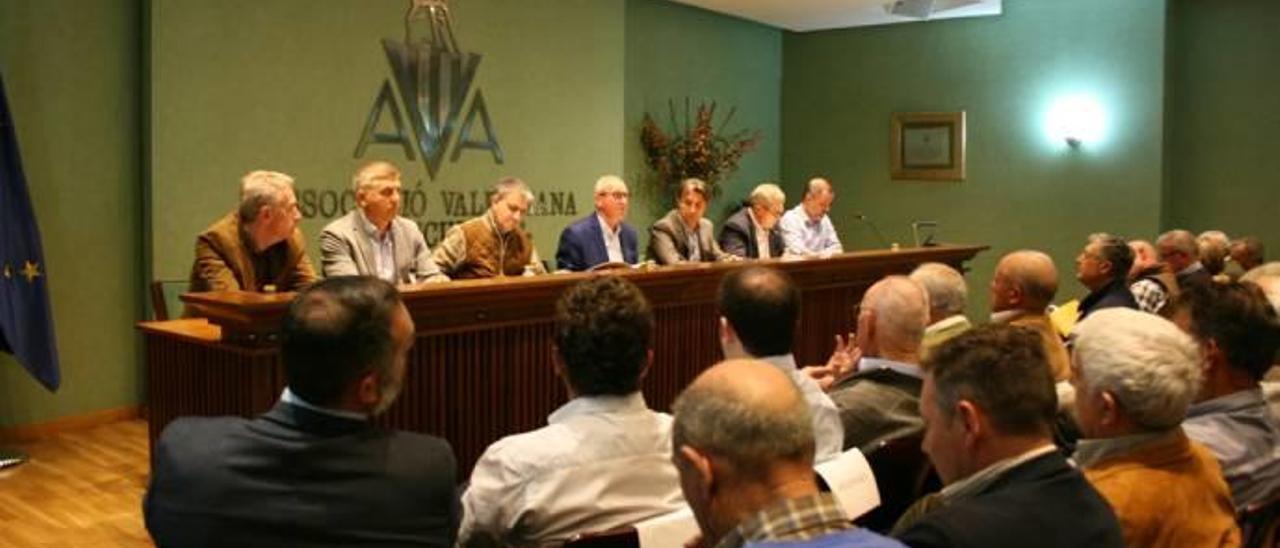 Un momento de la asamblea general celebrada ayer en la sede de AVA-Asaja.