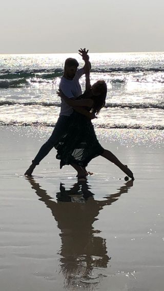 La pareja de baile, también en la orilla.