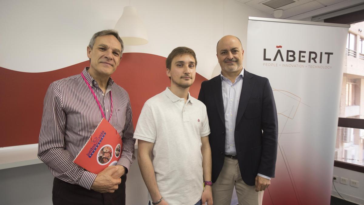 Jesún Rodríguez, Oleksandr Petryschenko y Carlos Pujadas en la sede de Laberit en València.