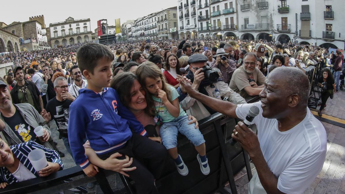 Concierto en la plaza Mayor de Cáceres durante la última edición del Womad, celebrada en 2019. La pandemia ha obligado a suspender las citas de 2020 y 2021.