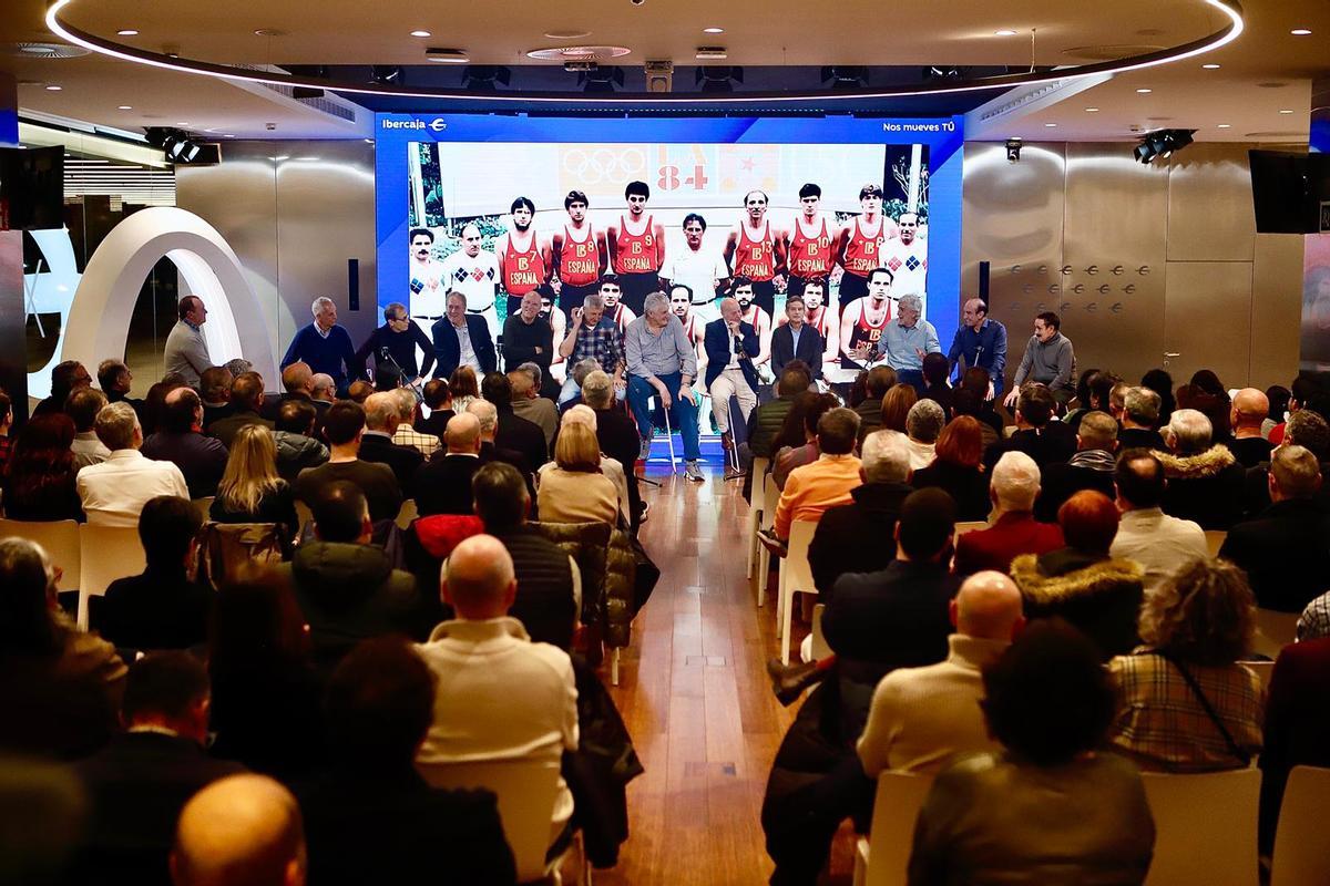 EN IMÁGENES | Los protagonistas de la histórica plata de baloncesto de Los Ángeles 84 rememoran la gesta en Zaragoza
