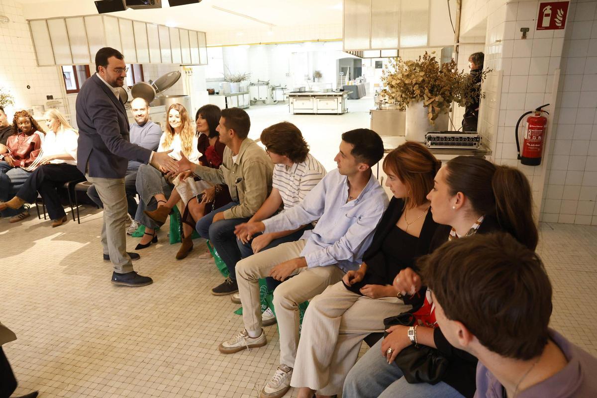 Barbón reúne en Gijón a creadores de contenido de Asturias para escuchar sus propuestas sobre el sector digital