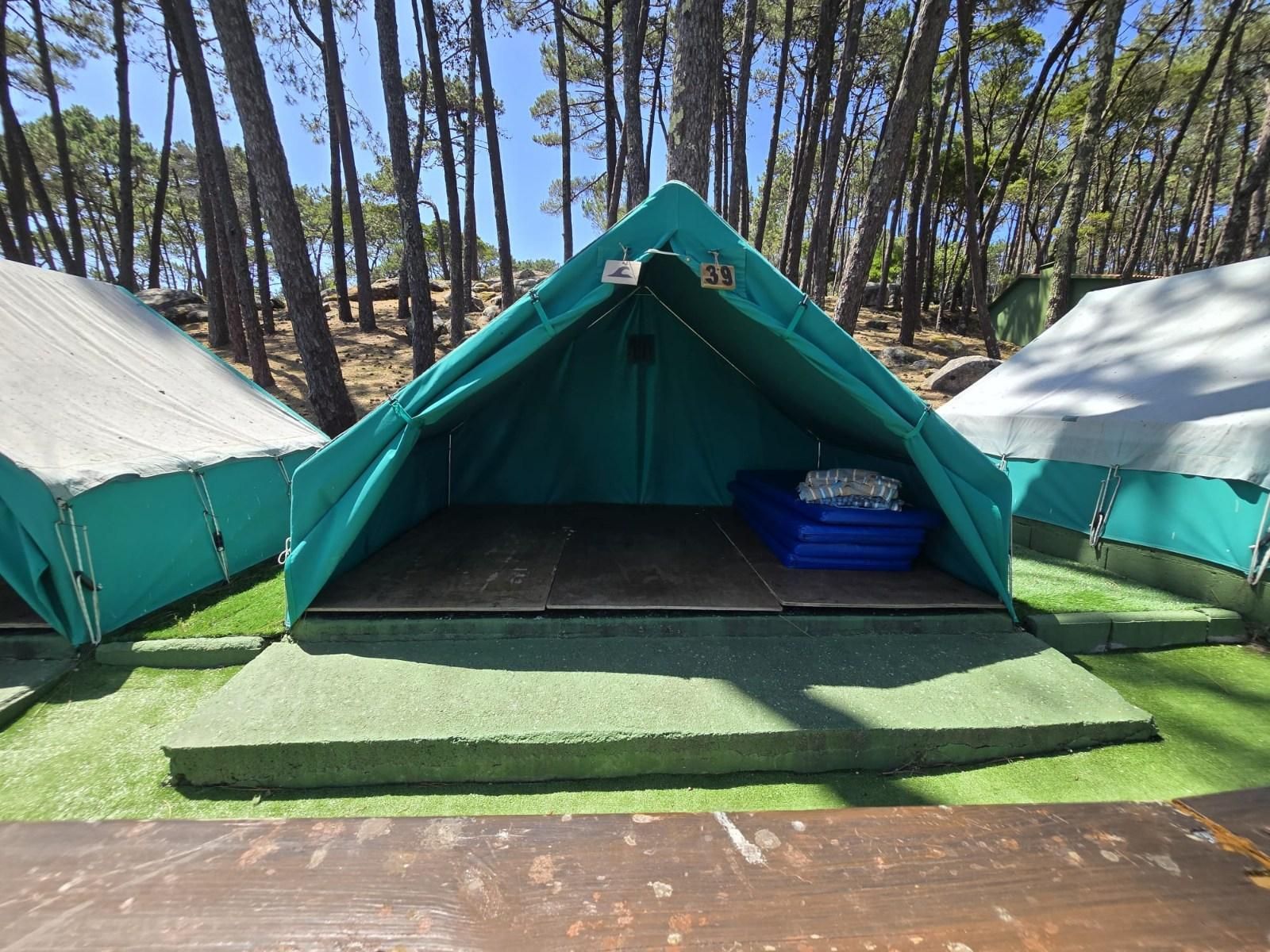El primero de los once turnos previstos, con 140 niños, ya está en el centro vacacional de A Lanzada.