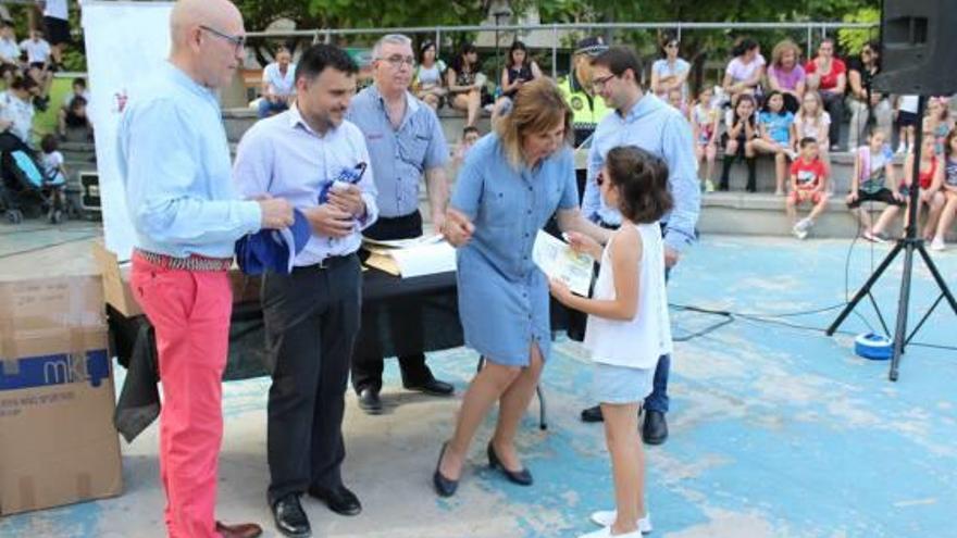 Imagen de la entrega de los diplomas a los escolares de Primaria.