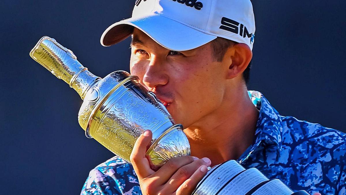 Moriwaka besa al trofeo que le acredita como nuevo campeón del Open Británico. // EFE