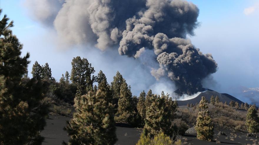 Vuelo sobre el volcán de La Palma de la Guardia Civil con personal de Involcan