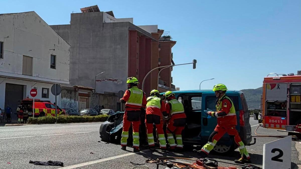 Los bomberos, durante la excarcelación de uno de los ocupantes del vehículo.