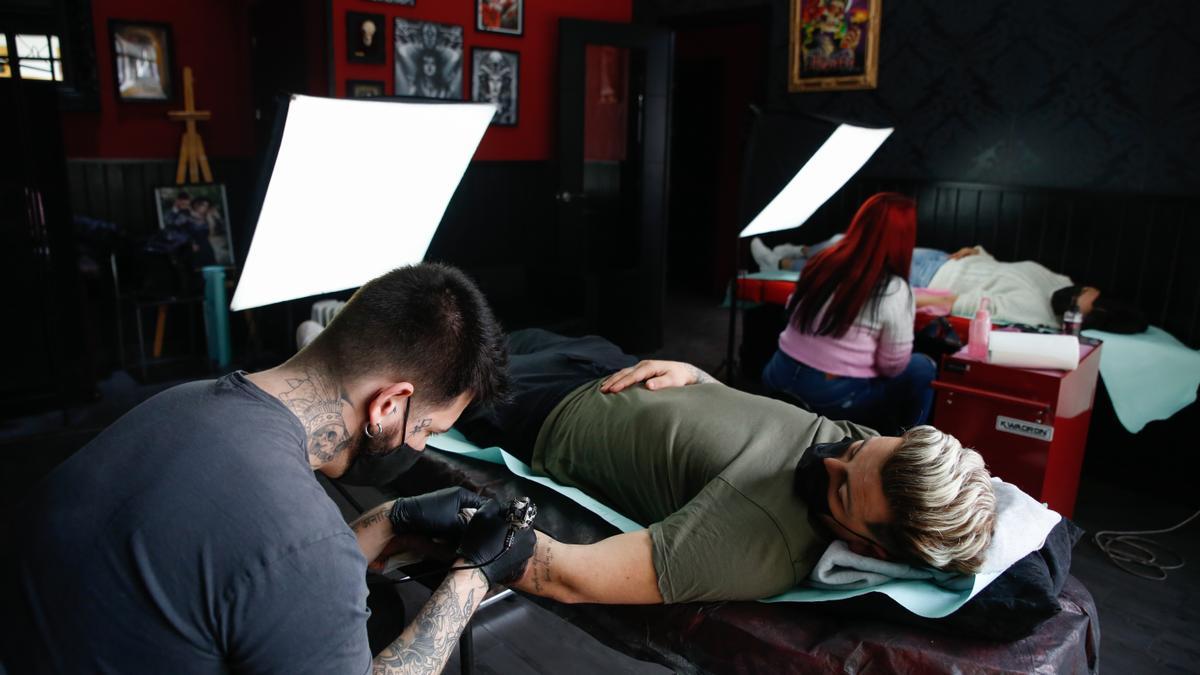 Tatuadores del estudio Inkmortal Tattoo, que siguen medidas sanitarias como guantes, agujas y botes de tinta desechables tras cada cliente.