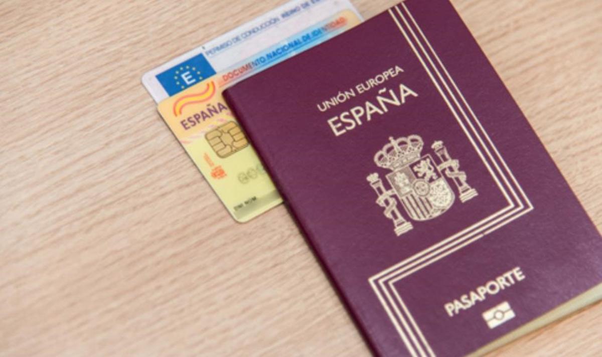 Archivo - Pasaporte y DNI