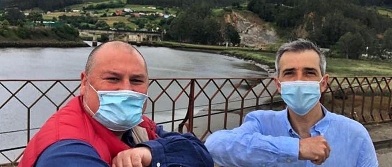 Por la izquierda, César Álvarez y Fernando Suárez, en el puente de Porto, sobre el Eo. | T. C.