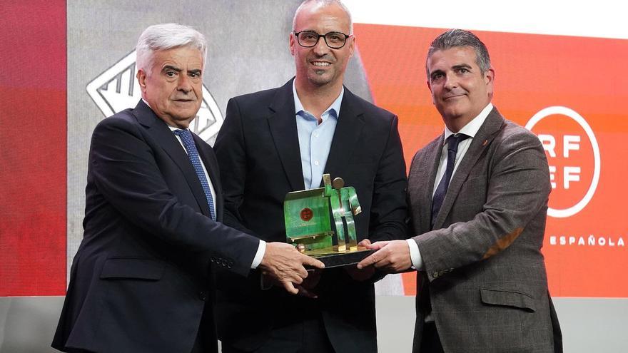 Antonio Vadillo recibe el galardón al mejor entrenador del año en España